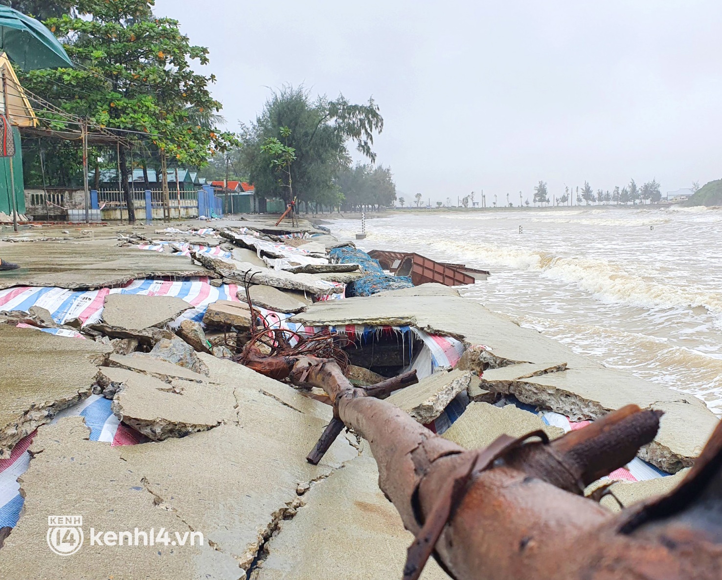 Cận cảnh kè biển tiền tỷ ở Nghệ An bị sóng đánh vỡ nát sau bão - Ảnh 5.