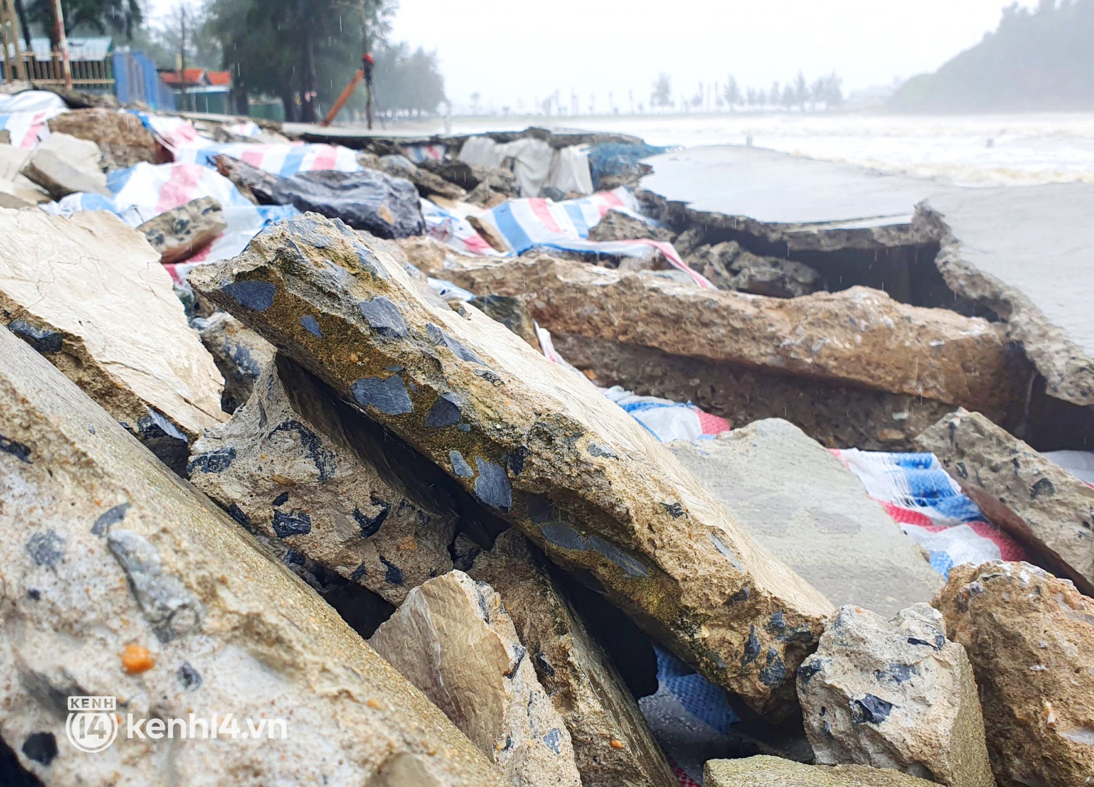 Cận cảnh kè biển tiền tỷ ở Nghệ An bị sóng đánh vỡ nát sau bão - Ảnh 6.