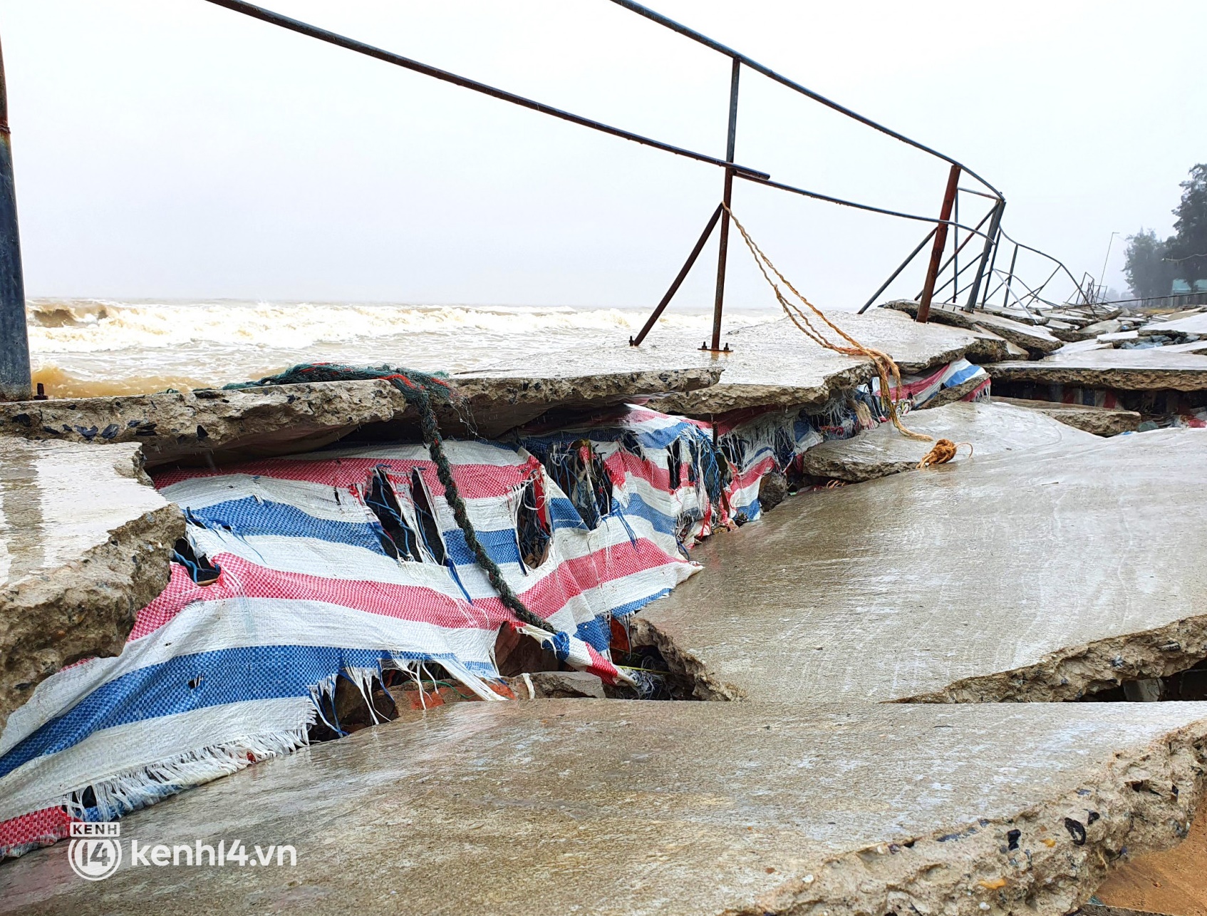 Cận cảnh kè biển tiền tỷ ở Nghệ An bị sóng đánh vỡ nát sau bão - Ảnh 7.