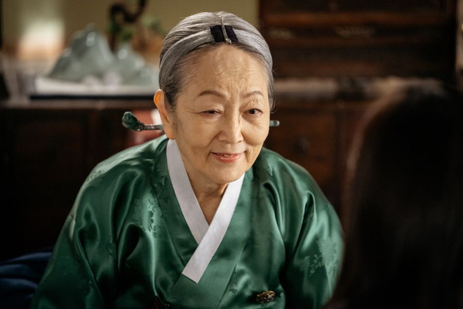 Người bà quốc dân (Hometown Cha-Cha-Cha) hồi trẻ đại náo xứ Hàn với visual chấp ảnh đen trắng, choáng vì sống mũi sắc như dao - Ảnh 9.