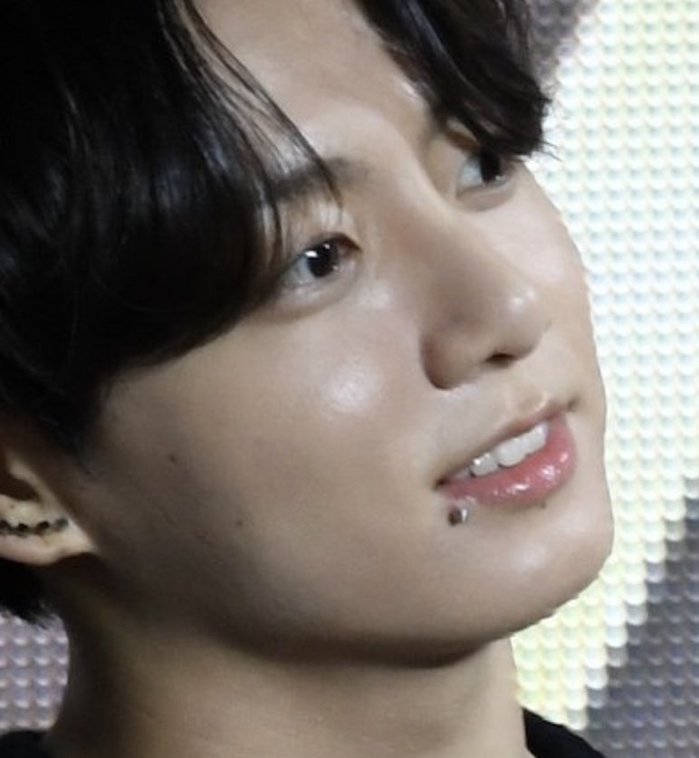 Jungkook (BTS) vừa chấm nhẹ 1 điểm nhấn gần m&ocirc;i đ&atilde; l&agrave;m fan ph&aacute;t cuồng, leo thẳng top trending v&igrave; qu&aacute; quyến rũ! - Ảnh 5.