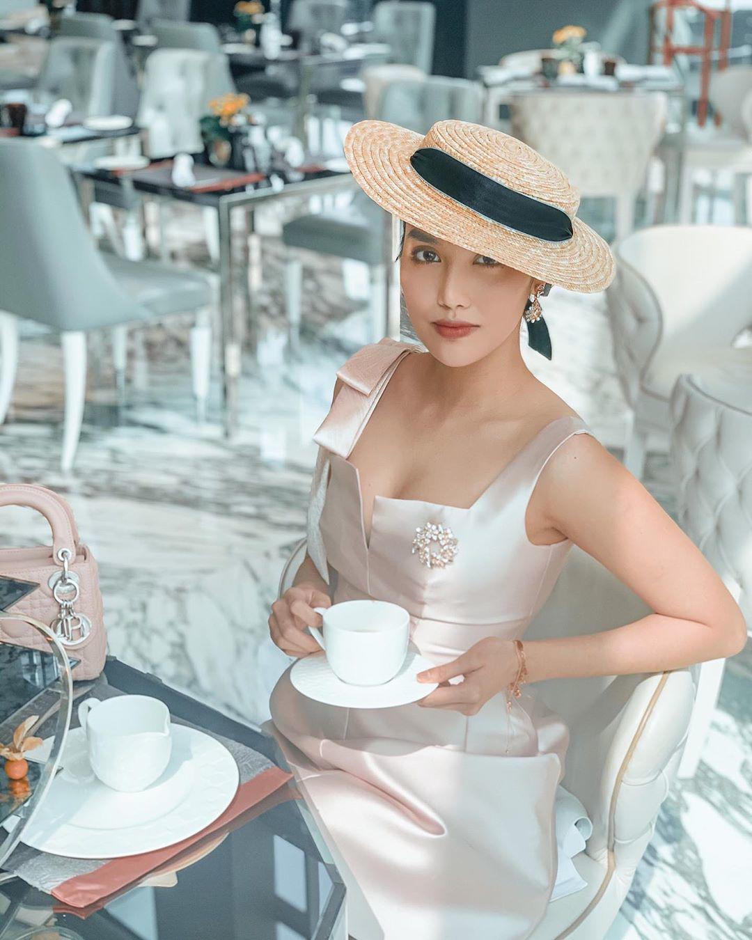 1 chiếc bàn - 2 phong cách: Các cô sao Việt đi thưởng trà lên đồ có gì khác mấy cô sao Hàn? - Ảnh 3.