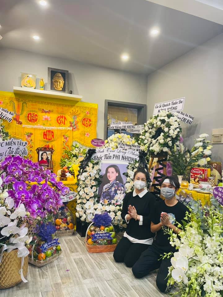 Lễ viếng ca sĩ Phi Nhung ngày 2/10: Nhật Kim Anh đến từ sớm, Hồ Văn Cường lộ rõ tiều tuỵ sau 4 ngày mẹ nuôi qua đời - Ảnh 4. Lễ viếng ca sĩ Phi Nhung ngày 2/10: Nhật Kim Anh đến từ sớm, Hồ Văn Cường lộ rõ tiều tuỵ sau 4 ngày mẹ nuôi qua đời - Ảnh 4.