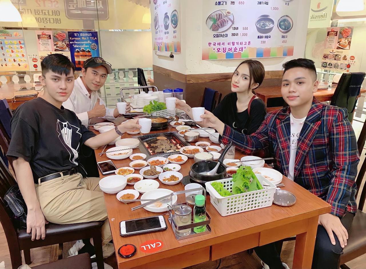 Xôn xao hình ảnh Hương Giang tái xuất bên hội bạn thân sau 7 tháng ở ẩn, sự thật thế nào? - Ảnh 2. Xôn xao hình ảnh Hương Giang tái xuất bên hội bạn thân sau 7 tháng ở ẩn, sự thật thế nào? - Ảnh 2.