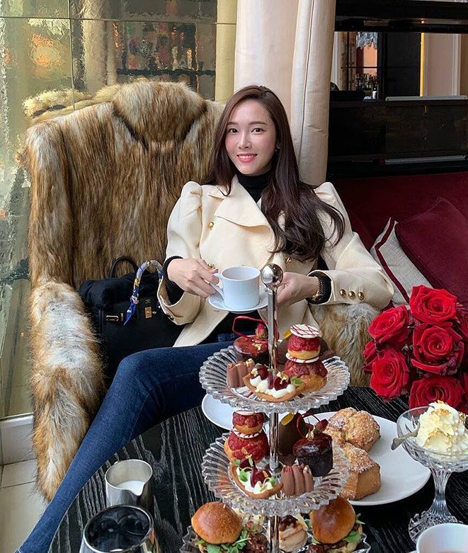 1 chiếc bàn - 2 phong cách: Các cô sao Việt đi thưởng trà lên đồ có gì khác mấy cô sao Hàn? - Ảnh 10.