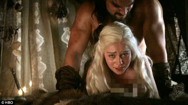 Bí mật í ẹ sau cảnh nóng sốc nhất Game of Thrones: Vì sao nữ chính không thể tự chủ, bỏ diễn cả ngày vì thấy vùng kín Jason Momoa? - Ảnh 2.