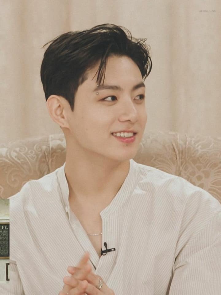 Jungkook (BTS) vừa chấm nhẹ 1 điểm nhấn gần m&ocirc;i đ&atilde; l&agrave;m fan ph&aacute;t cuồng, leo thẳng top trending v&igrave; qu&aacute; quyến rũ! - Ảnh 7.