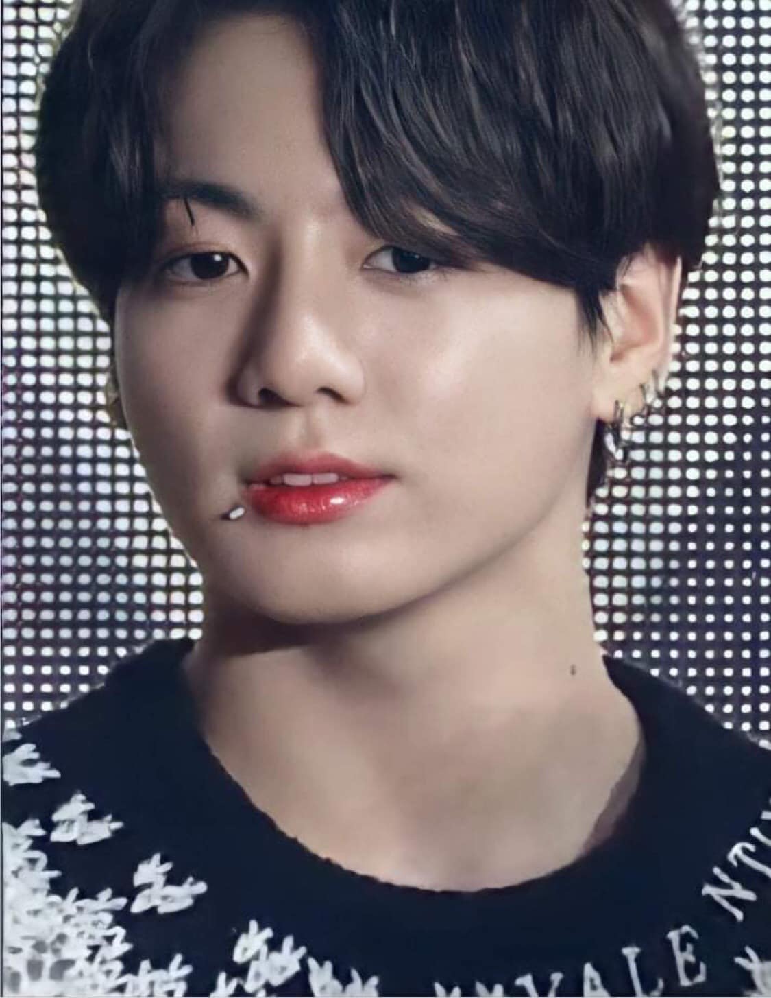 Jungkook (BTS) vừa chấm nhẹ 1 điểm nhấn gần m&ocirc;i đ&atilde; l&agrave;m fan ph&aacute;t cuồng, leo thẳng top trending v&igrave; qu&aacute; quyến rũ! - Ảnh 6.