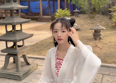 Cúc Tịnh Y quyết ăn thua đủ cực gắt với công ty: Cắn răng lăng xê sao mới với 1 điều kiện, ai dè quyền lực tăng vượt bậc? - Ảnh 3. Cúc Tịnh Y quyết ăn thua đủ cực gắt với công ty: Cắn răng lăng xê sao mới với 1 điều kiện, ai dè quyền lực tăng vượt bậc? - Ảnh 3.