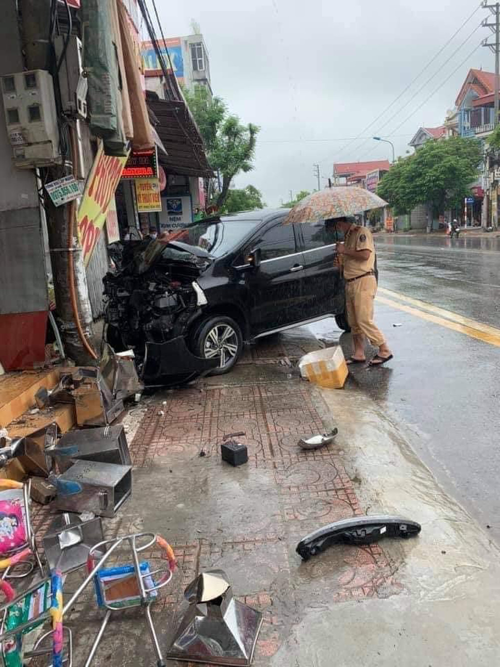 Clip tai nạn kinh hoàng: Người phụ nữ che ô chạy xe đạp điện bị ô tô đâm văng lên vỉa hè, nằm bất động - Ảnh 2.