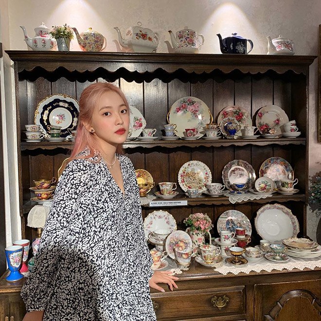 1 chiếc bàn - 2 phong cách: Các cô sao Việt đi thưởng trà lên đồ có gì khác mấy cô sao Hàn? - Ảnh 12.