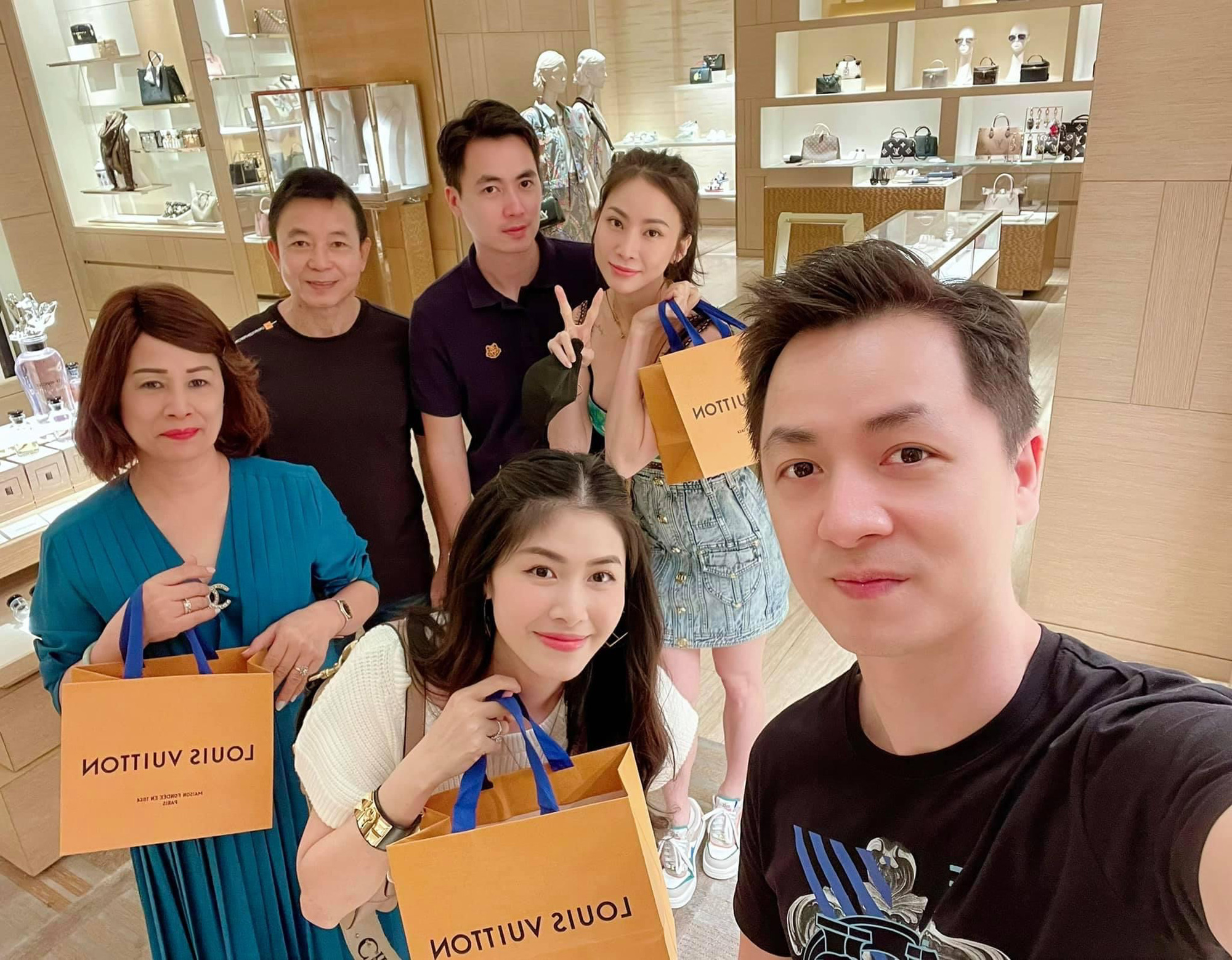Hội bố bỉm Vbiz tưng bừng nịnh vợ ngày 20/10: Ưng Hoàng Phúc tự tay vào bếp, 1 đại gia chi tiền mua đồ hiệu xa xỉ - Ảnh 4. Hội bố bỉm Vbiz tưng bừng nịnh vợ ngày 20/10: Ưng Hoàng Phúc tự tay vào bếp, 1 đại gia chi tiền mua đồ hiệu xa xỉ - Ảnh 4.