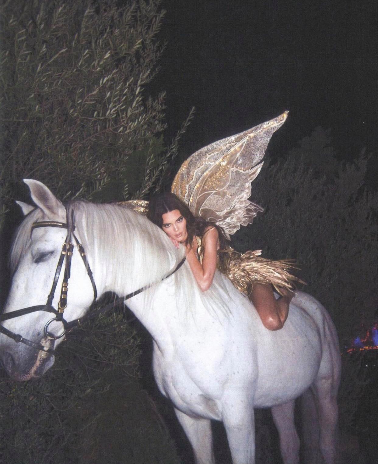 Màn cosplay Halloween đẹp nhất Hollywood: Kendall Jenner hoá tiên tử thần thoại cưỡi ngựa mê hồn, body đúng là cực phẩm tạo hoá - Ảnh 3.