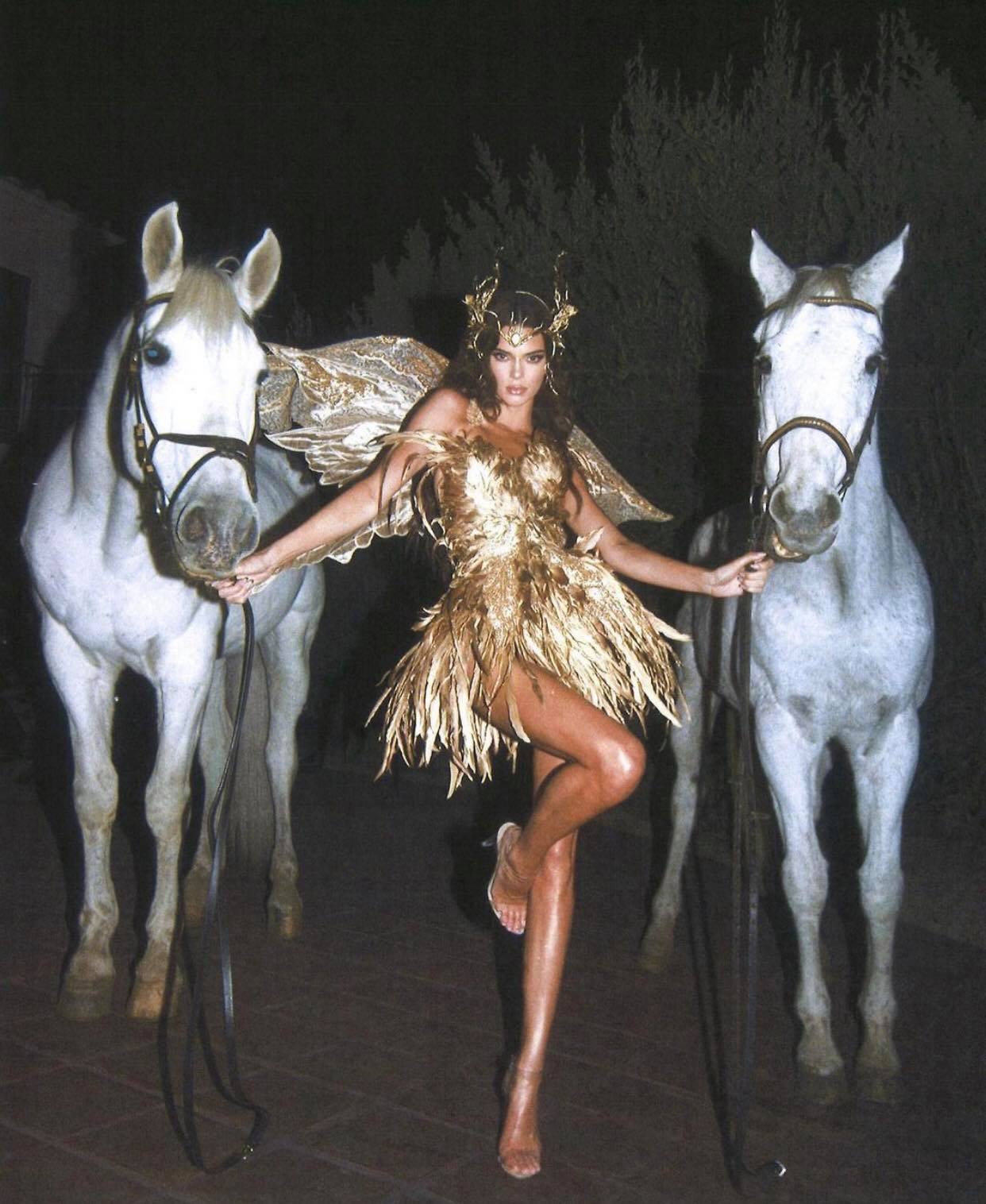 Màn cosplay Halloween đẹp nhất Hollywood: Kendall Jenner hoá tiên tử thần thoại cưỡi ngựa mê hồn, body đúng là cực phẩm tạo hoá - Ảnh 4. Màn cosplay Halloween đẹp nhất Hollywood: Kendall Jenner hoá tiên tử thần thoại cưỡi ngựa mê hồn, body đúng là cực phẩm tạo hoá - Ảnh 4.