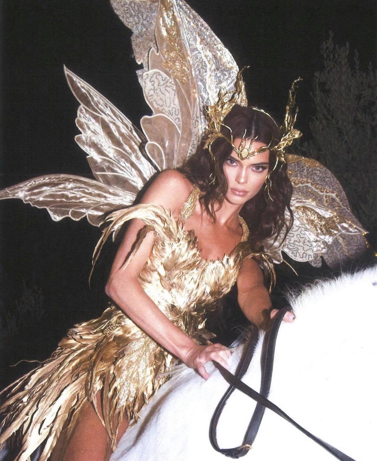 Màn cosplay Halloween đẹp nhất Hollywood: Kendall Jenner hoá tiên tử thần thoại cưỡi ngựa mê hồn, body đúng là cực phẩm tạo hoá - Ảnh 2.