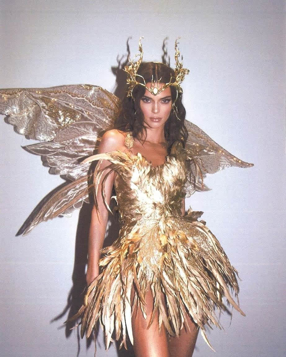 Màn cosplay Halloween đẹp nhất Hollywood: Kendall Jenner hoá tiên tử thần thoại cưỡi ngựa mê hồn, body đúng là cực phẩm tạo hoá - Ảnh 6. Màn cosplay Halloween đẹp nhất Hollywood: Kendall Jenner hoá tiên tử thần thoại cưỡi ngựa mê hồn, body đúng là cực phẩm tạo hoá - Ảnh 6.