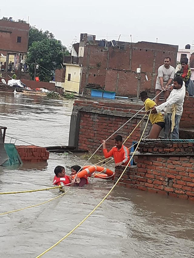Mưa lớn gây sạt lở đất ở miền Bắc Ấn Độ khiến ít nhất 41 người thiệt mạng - Ảnh 3.