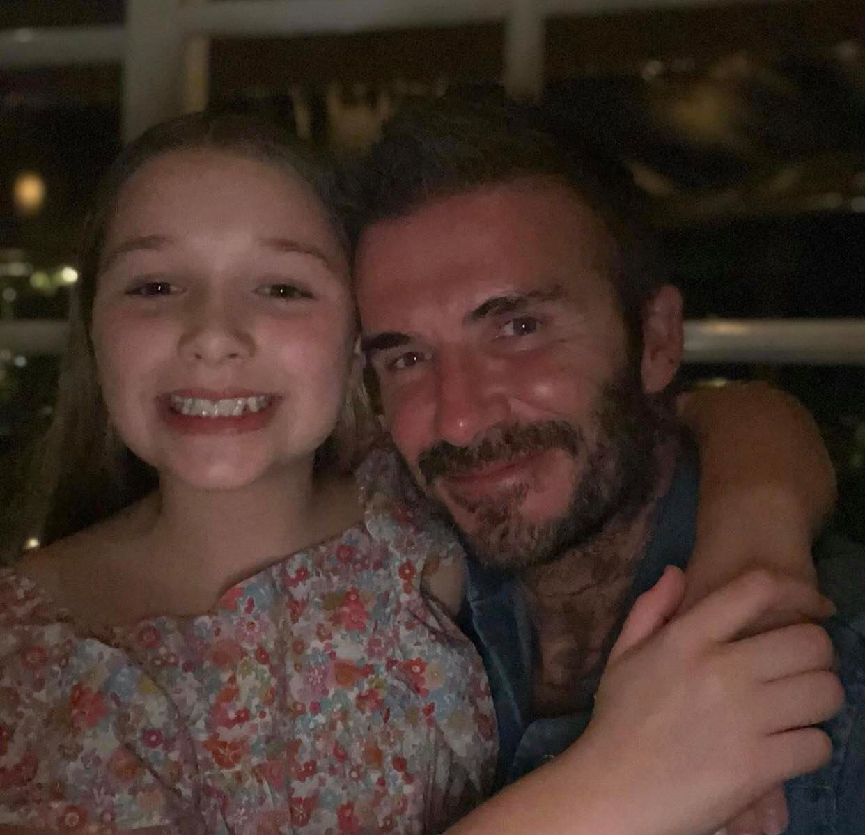 Vợ chồng David Beckham dẫn ái nữ đi ăn tối: Victoria thả rông vòng 1 bốc lửa, Harper lại bị netizen kém duyên chê bai vì 1 yếu tố - Ảnh 5. Vợ chồng David Beckham dẫn ái nữ đi ăn tối: Victoria thả rông vòng 1 bốc lửa, Harper lại bị netizen kém duyên chê bai vì 1 yếu tố - Ảnh 5.