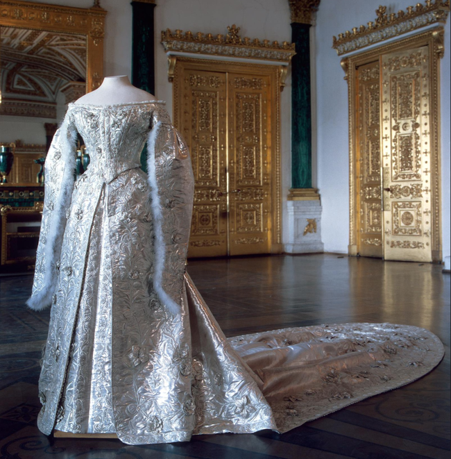 Váy cưới Hoàng gia sexy nhất mọi thời đại