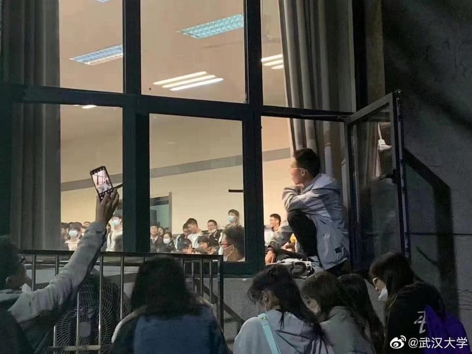 Tiết học giải nghĩa về tình yêu ở ĐH Vũ Hán khiến sĩ số lớp tăng vọt, sinh viên trèo cả lên cửa sổ để dự thính  - Ảnh 4.