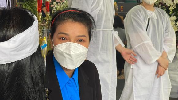 Tang lễ đạo diễn Trần Cảnh Đôn: Trịnh Kim Chi, Hồ Bích Trâm và loạt sao Việt buồn bã đến tiễn biệt người quá cố - Ảnh 7. Tang lễ đạo diễn Trần Cảnh Đôn: Trịnh Kim Chi, Hồ Bích Trâm và loạt sao Việt buồn bã đến tiễn biệt người quá cố - Ảnh 7.