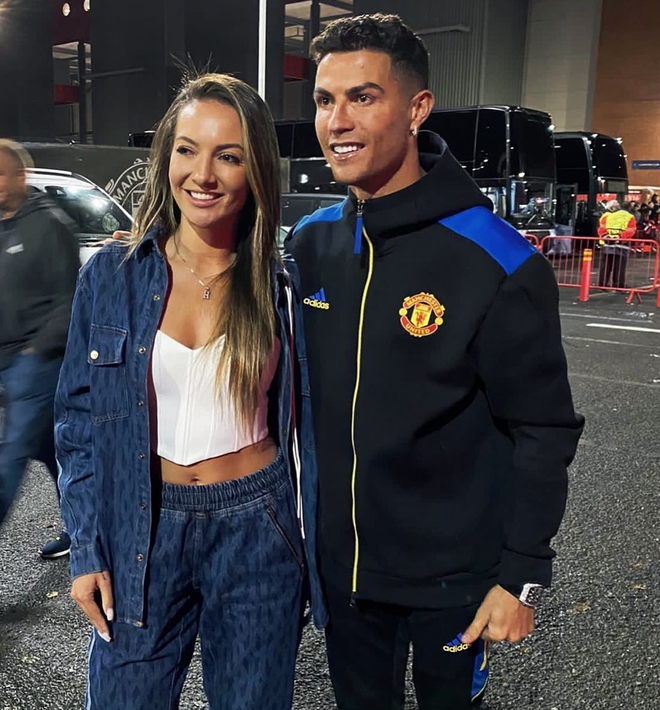 Liên tục xốc dậy Man United Ronaldo tặng thêm món quà đặc biệt cho gia đình đồng đội