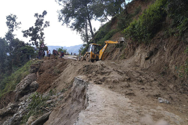 Lũ lụt, lở đất ở Ấn Độ và Nepal: Số nạn nhân thiệt mạng tăng lên ít nhất 180 người - Ảnh 1.