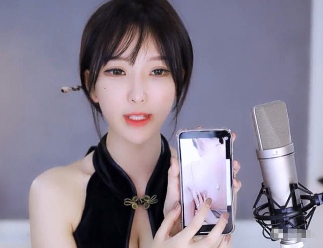 Suýt bị cấm sóng vì hớ hênh, nữ streamer tức tốc chữa cháy bằng cách không ngờ ngay trên sóng trực tiếp - Ảnh 8.