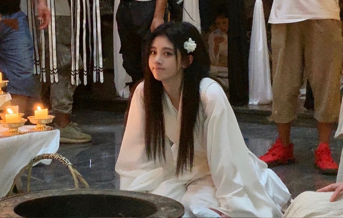 Ơn trời C&uacute;c Tịnh Y đ&atilde; chịu để mặt mộc, x&oacute;a make up đi dự đ&aacute;m tang ở phim mới rồi n&agrave;y! - Ảnh 2.