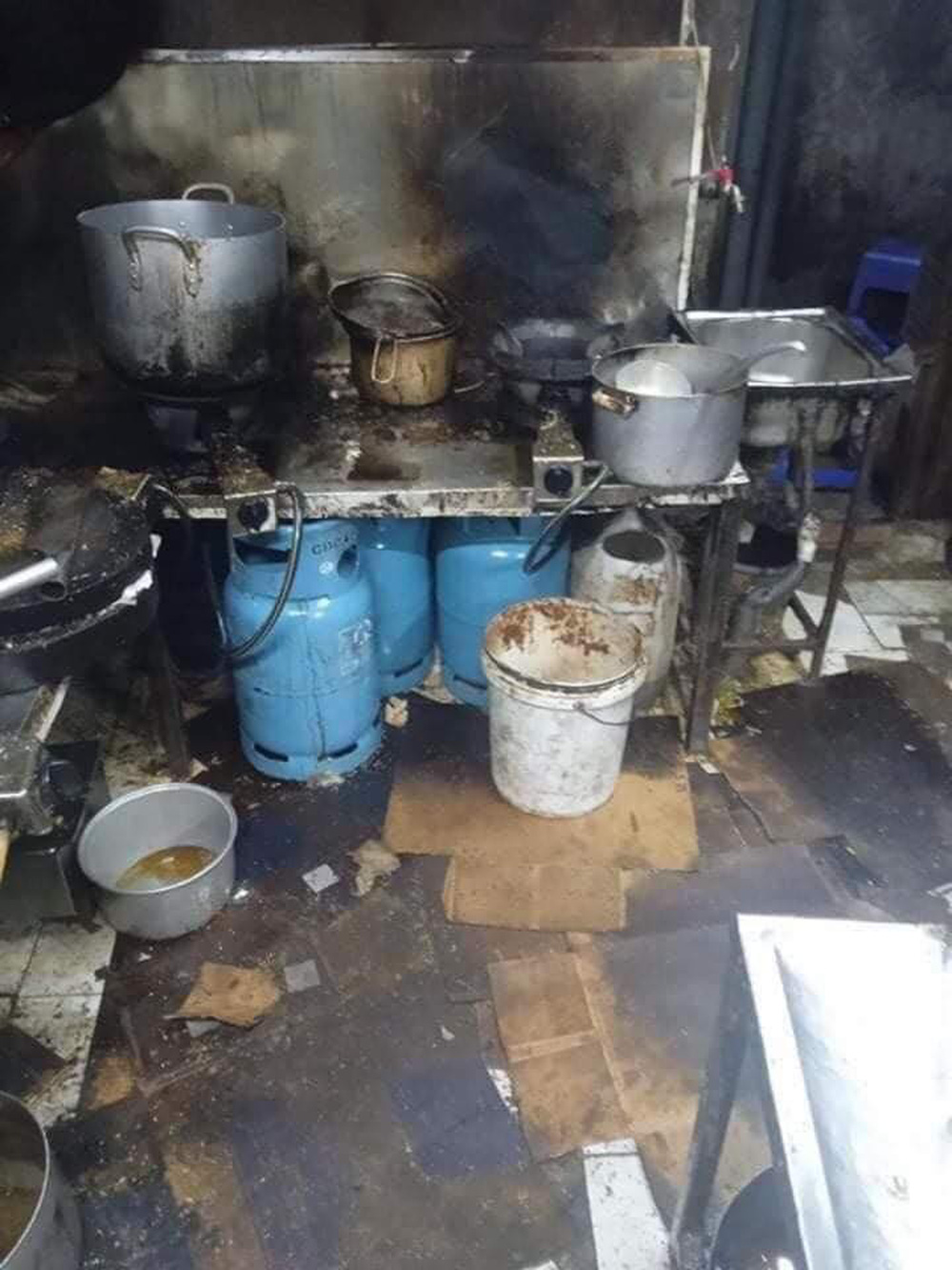 Bị quỵt lương, nh&acirc;n vi&ecirc;n tung loạt ảnh chụp bếp qu&aacute;n cơm ni&ecirc;u H&agrave; Nội bẩn đến cho&aacute;ng v&aacute;ng - Ảnh 3.