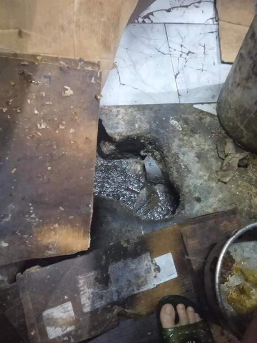 Bị quỵt lương, nh&acirc;n vi&ecirc;n tung loạt ảnh chụp bếp qu&aacute;n cơm ni&ecirc;u H&agrave; Nội bẩn đến cho&aacute;ng v&aacute;ng - Ảnh 4.