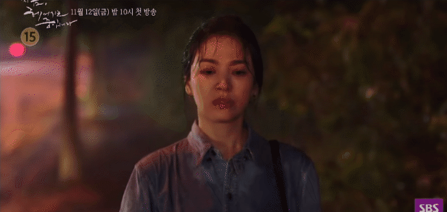 Bom tấn của Song Hye Kyo lại tung hàng nóng: Sốc với visual tuổi 40 của chị đẹp, đến dầm mưa cũng xuất sắc luôn! - Ảnh 5.