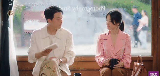Bom tấn của Song Hye Kyo lại tung hàng nóng: Sốc với visual tuổi 40 của chị đẹp, đến dầm mưa cũng xuất sắc luôn! - Ảnh 7.