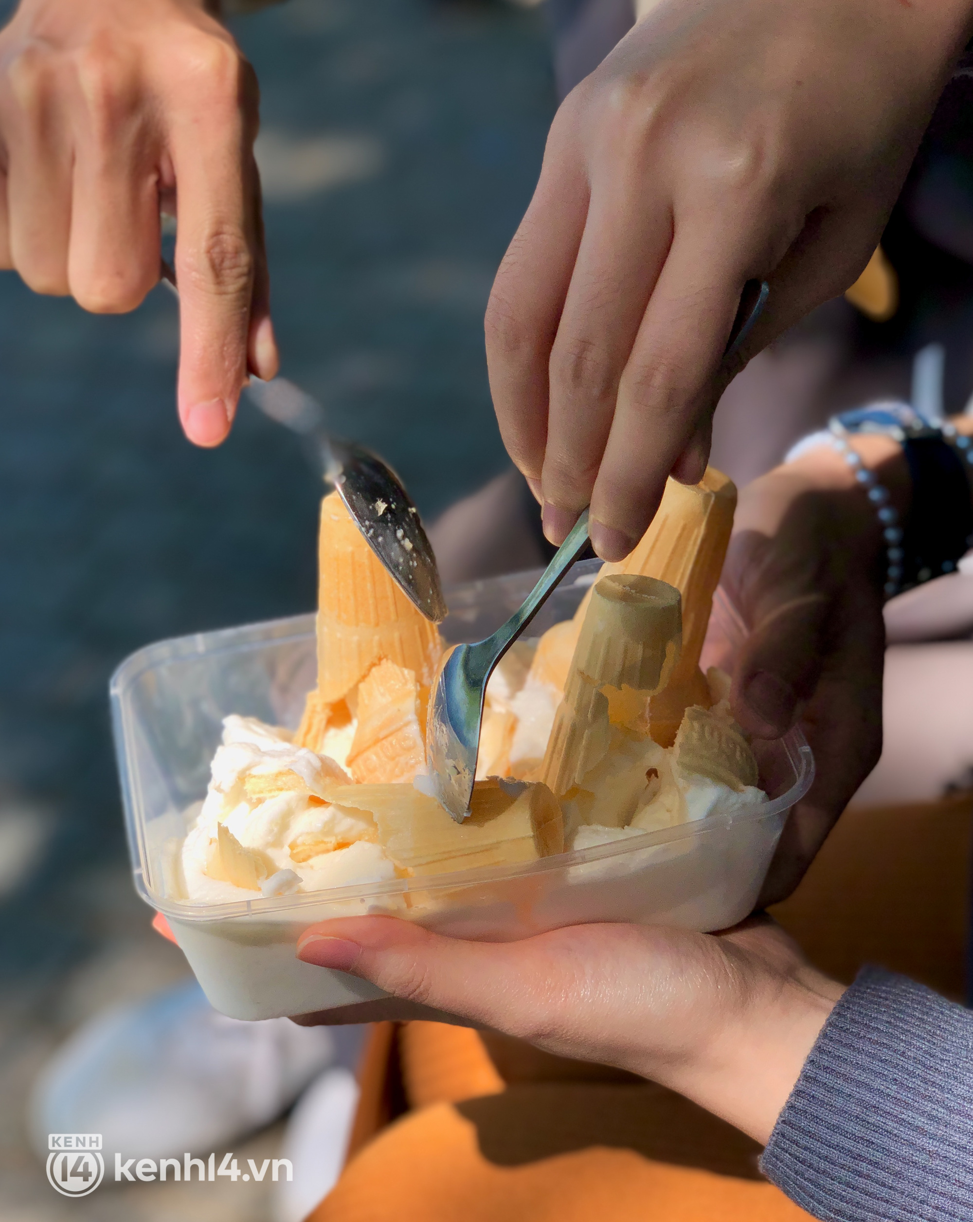 Chuyện lạ cuối tuần: Giới trẻ ôm hộp nhựa với bát tô lên phố mua kem đu trend, dầm “tanh bành” như vậy có ngon hơn không? - Ảnh 15.