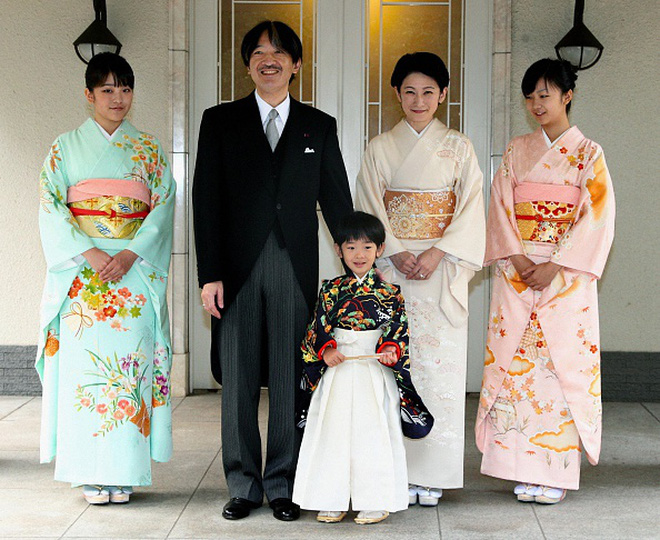 Có tất cả nhưng chị em công chúa Nhật Bản vẫn tranh nhau xài bảng màu lạnh, kỳ diệu là lên đồ không bao giờ trùng màu mới tài! - Ảnh 1.