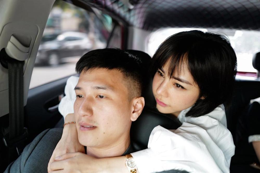 Huỳnh Anh khoá môi cực ngọt bạn gái hơn 6 tuổi Bạch Lan Phương, bật chế độ enjoy cái moment - Ảnh 3. Huỳnh Anh khoá môi cực ngọt bạn gái hơn 6 tuổi Bạch Lan Phương, bật chế độ enjoy cái moment - Ảnh 3.