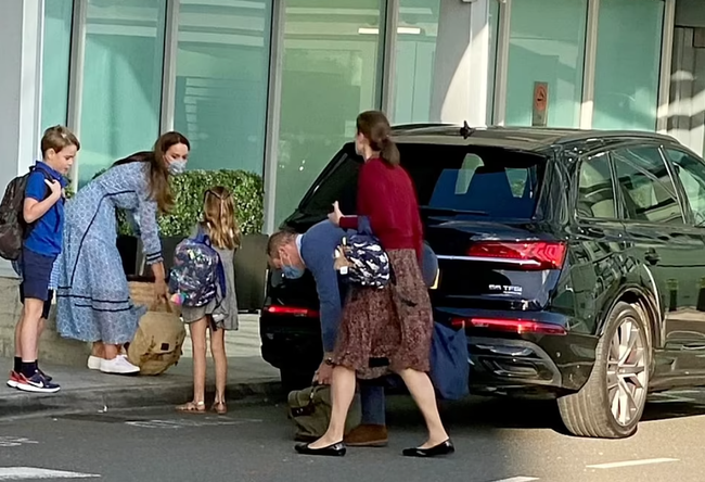Gia đình Công nương Kate bất ngờ xuất hiện ở sân bay, được khen ngợi hết lời bởi loạt động thái tinh tế - Ảnh 1.