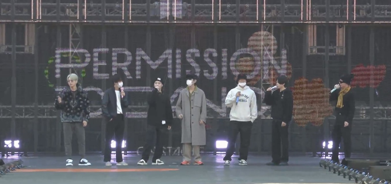 Hot nhất hôm nay chính là màu tóc mới của Jungkook tại concert, fan còn mất liêm sỉ đòi em út BTS cởi áo vì 1 lý do - Ảnh 7.