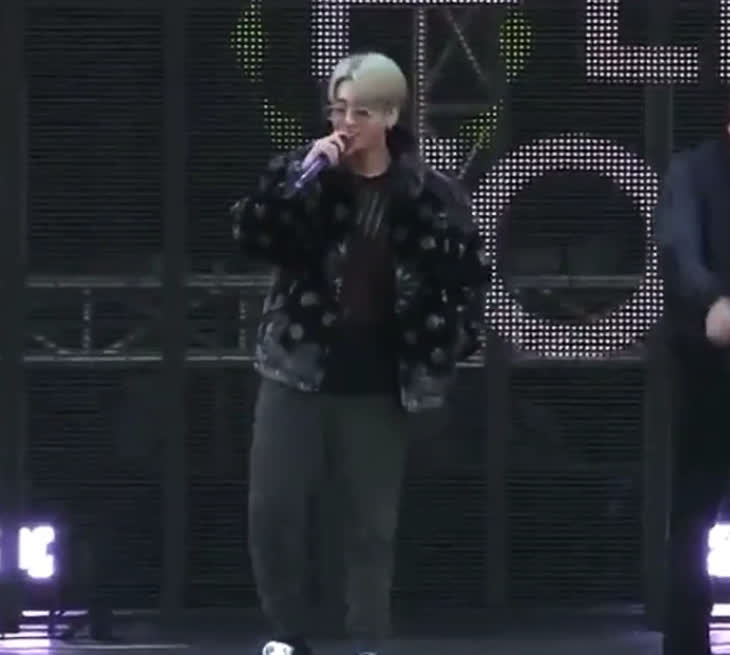 Hot nhất hôm nay chính là màu tóc mới của Jungkook tại concert, fan còn mất liêm sỉ đòi em út BTS cởi áo vì 1 lý do - Ảnh 6.
