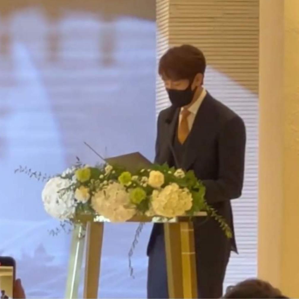 Dàn sao Hospital Playlist đại náo đám cưới: Jung Kyung Ho soái nhất đoàn, Yoo Yeon Suk - Shin Hyun Bin như bị Dispatch tóm hẹn hò - Ảnh 9.