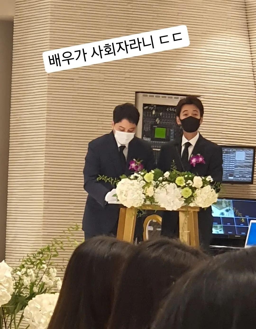 Dàn sao Hospital Playlist đại náo đám cưới: Jung Kyung Ho soái nhất đoàn, Yoo Yeon Suk - Shin Hyun Bin như bị Dispatch tóm hẹn hò - Ảnh 8. Dàn sao Hospital Playlist đại náo đám cưới: Jung Kyung Ho soái nhất đoàn, Yoo Yeon Suk - Shin Hyun Bin như bị Dispatch tóm hẹn hò - Ảnh 8.