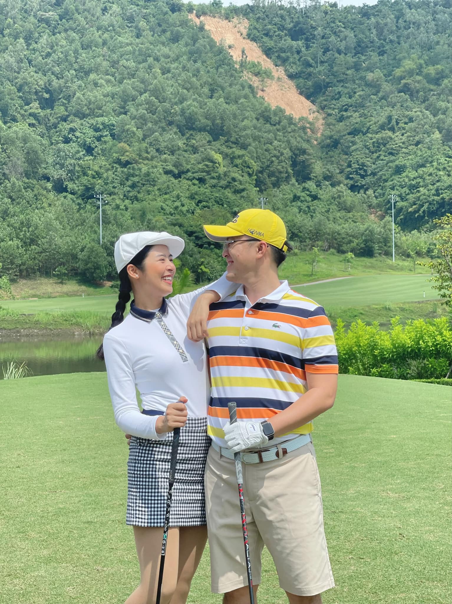 Thảm golf Vbiz chứng kiến màn so kè visual của dàn mỹ nhân: Đỗ Mỹ Linh - Hương Giang bất phân thắng bại, Hiền Hồ lộ diện thế nào đây? - Ảnh 6. Thảm golf Vbiz chứng kiến màn so kè visual của dàn mỹ nhân: Đỗ Mỹ Linh - Hương Giang bất phân thắng bại, Hiền Hồ lộ diện thế nào đây? - Ảnh 6.