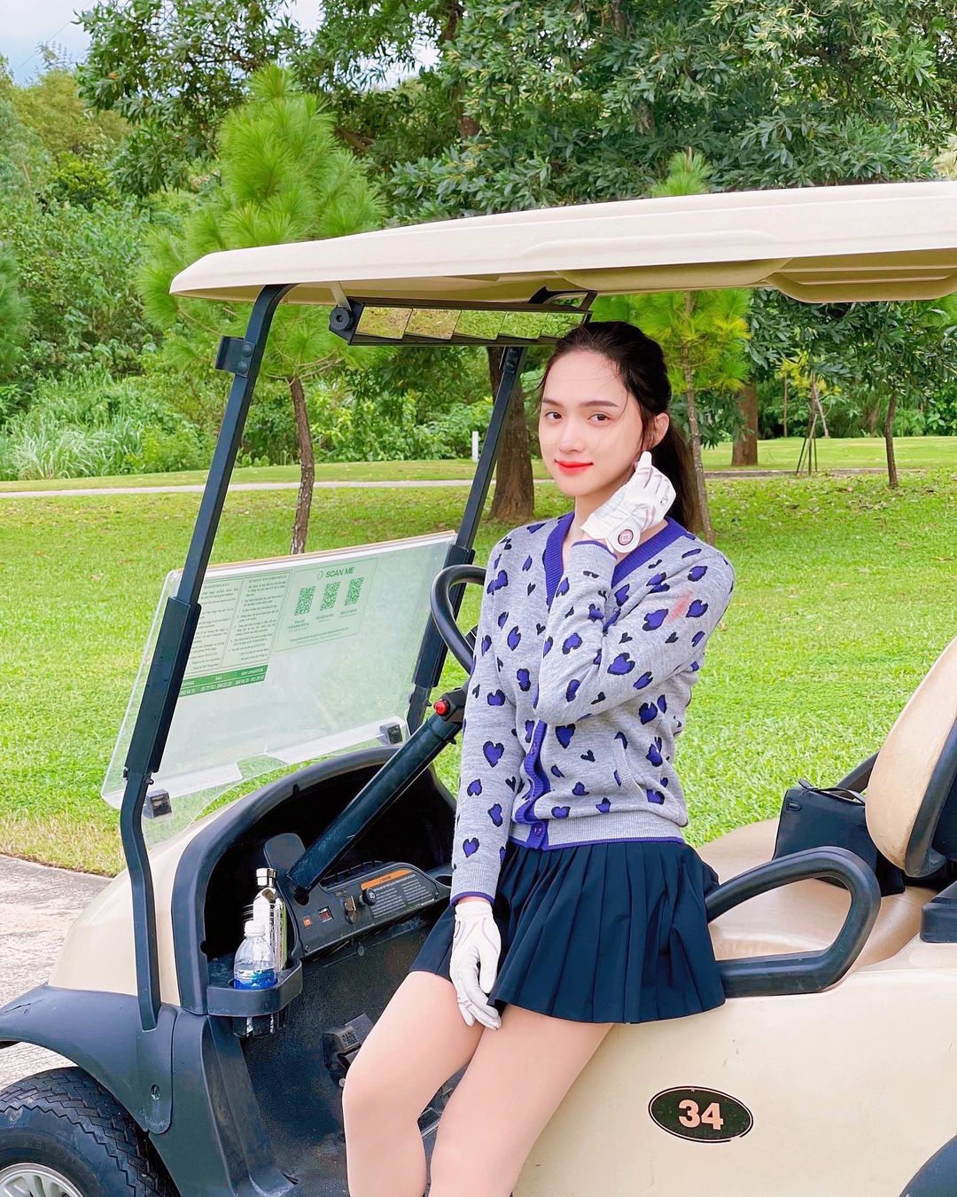 Hương Giang tích cực hoạt động MXH hậu comeback: Liên tục khoe ảnh tại sân golf, phong cách dạo này dịu dàng hẳn ra - Ảnh 4.
