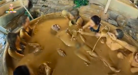 Rộ lại vlog “ông trùm” Điền Quân tắm bùn giữa dàn nhân viên nữ, cuối clip có một hành động “hưởng thụ” gây sốc - Ảnh 3.