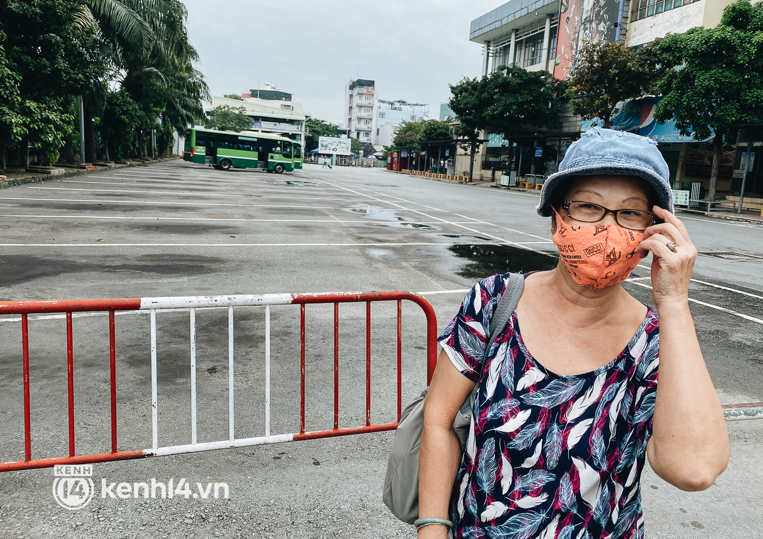 Hôm nay người Sài Gòn đã được đi xe buýt trở lại nhưng trên xe chỉ... 1, 2 người: Mấy tháng qua ở nhà buồn chán lắm, được đi làm lại là vui rồi - Ảnh 2.