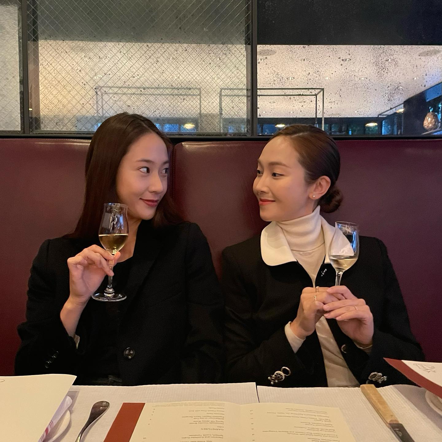 Jessica - Krystal mừng sinh nhật sang chảnh, netizen bỗng nổ ra tranh cãi vì 1 ý kiến: Gigi - Bella Hadid của Hàn Quốc là đây? - Ảnh 2. Jessica - Krystal mừng sinh nhật sang chảnh, netizen bỗng nổ ra tranh cãi vì 1 ý kiến: Gigi - Bella Hadid của Hàn Quốc là đây? - Ảnh 2.