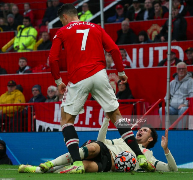 Chán nản vì MU thua nhục, Ronaldo đá bóng kẹp ở vị trí nhạy cảm của cầu thủ Liverpool dẫn đến ẩu đả - Ảnh 2.