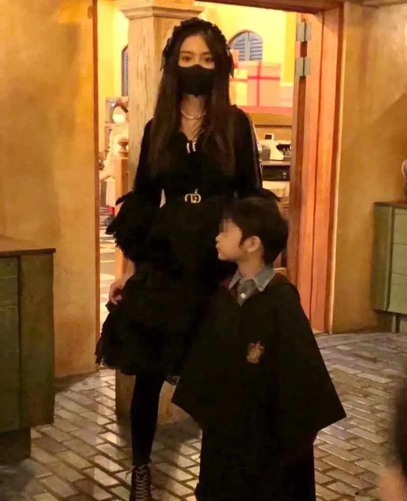 Angela Baby lên đồ chơi Halloween xịn sò, ai dè dân tình chỉ dán mắt vào quý tử giống Huỳnh Hiểu Minh như đúc - Ảnh 3. Angela Baby lên đồ chơi Halloween xịn sò, ai dè dân tình chỉ dán mắt vào quý tử giống Huỳnh Hiểu Minh như đúc - Ảnh 3.