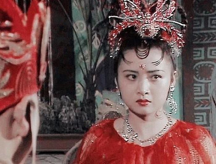 Sốc visual Nhện tinh T&acirc;y Du K&yacute; sau 35 năm: U60 vẫn trẻ h&uacute; hồn, nghỉ đ&oacute;ng phim th&agrave;nh CEO quyền lực - Ảnh 1.