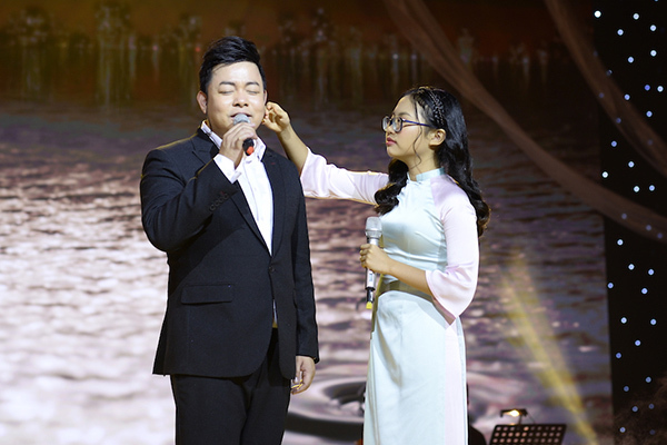 Quang Lê và mối lương duyên với 4 người con nuôi, sốc nhất chuyện tiểu ni cô The Voice Kids bị ép đội tóc giả - Ảnh 5. Quang Lê và mối lương duyên với 4 người con nuôi, sốc nhất chuyện tiểu ni cô The Voice Kids bị ép đội tóc giả - Ảnh 5.
